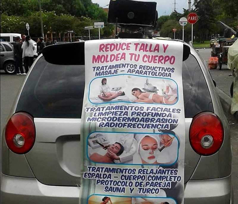Carro de perifoneo con pendón de un centro de estética