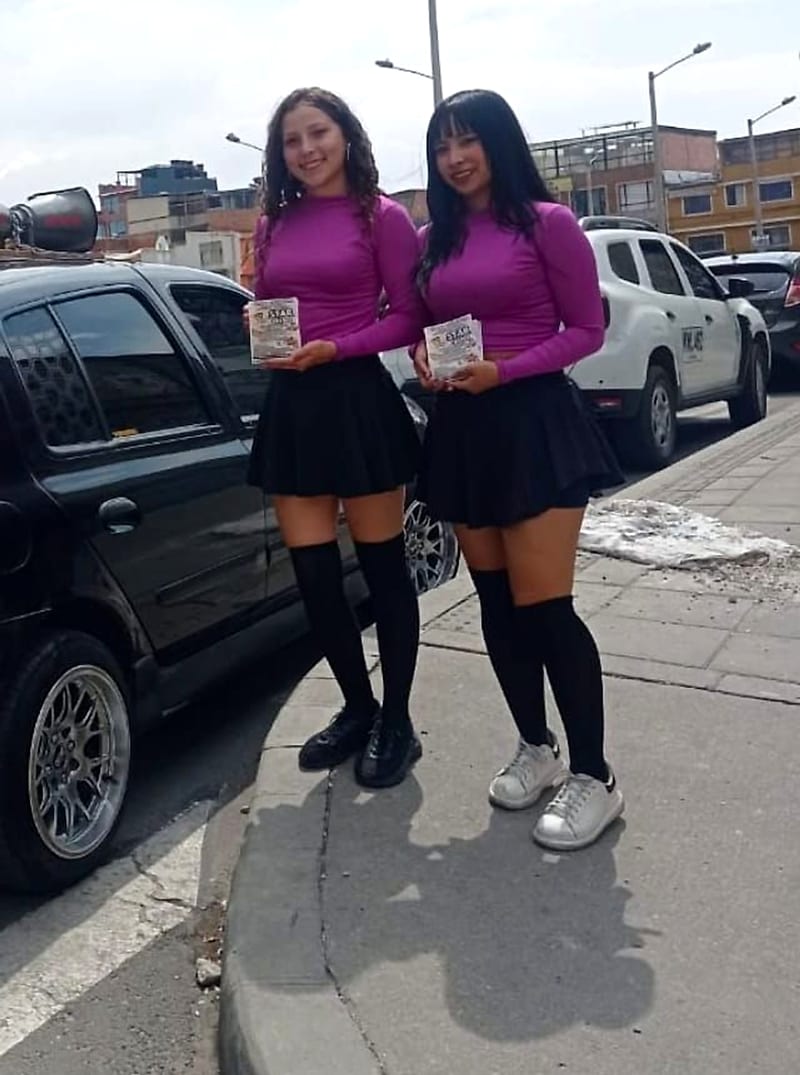 Dos impulsadoras con volantes junto al carro de perifoneo